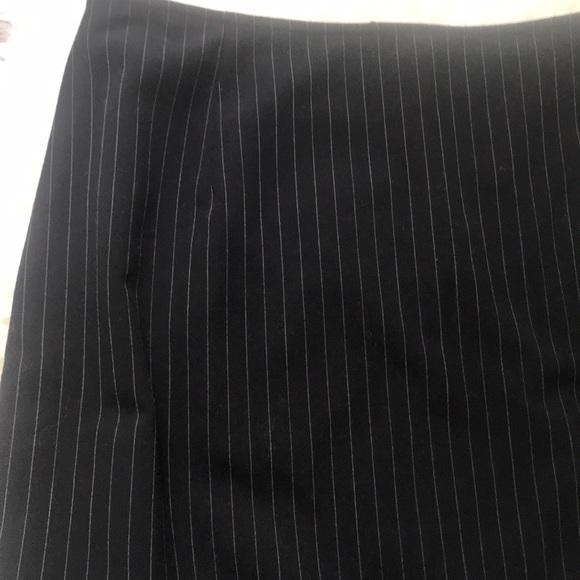 Black and white pin striped skirt with pleating - Picture 3 of 7